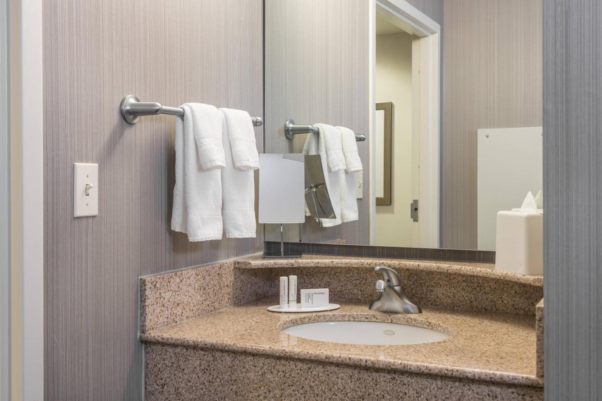Courtyard By Marriott Newark-University Of Delaware Exteriör bild